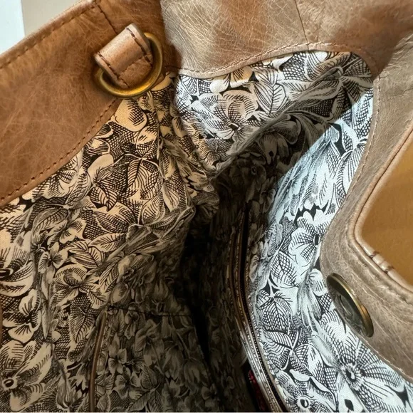 Unique and classy Taupe Hobo bag with convertible strap and kiss lock pocket - Picture 6 of 16